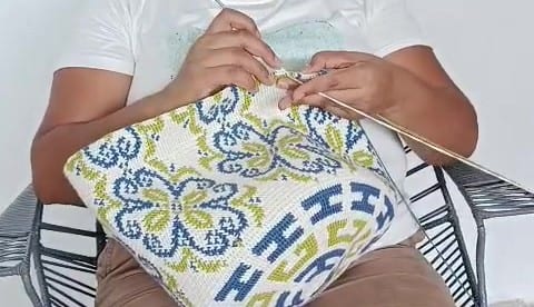 Manos tejiendo un Totem en crochet.