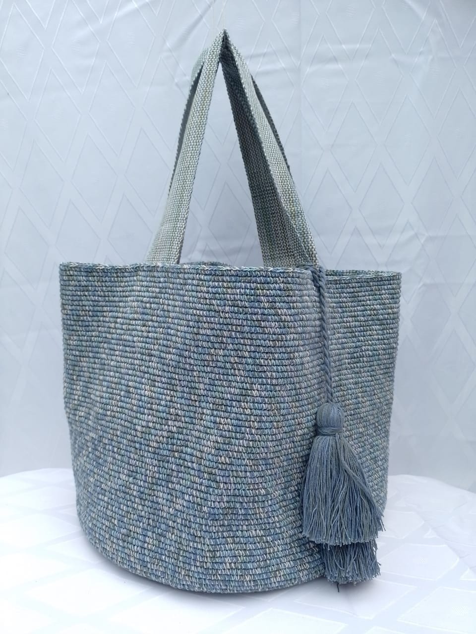 Totem Bruma, bolso tejido a mano en crochet. Gris azulado jaspeado.