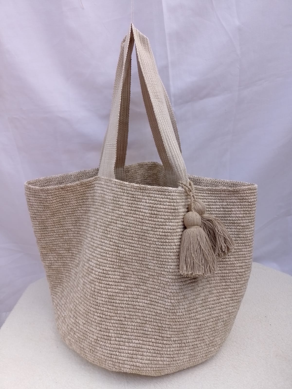 Totem Crudo, bolso tejido a mano en crochet. Avena jaspeado, con borla al tono.