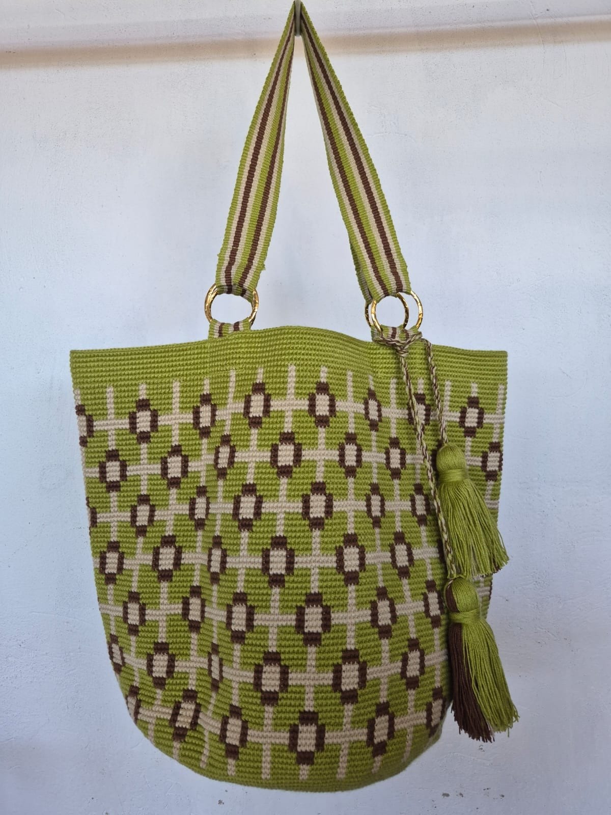 Totem Oliva, bolso tejido a mano en crochet. Retícula en marfil y café sobre oliva.