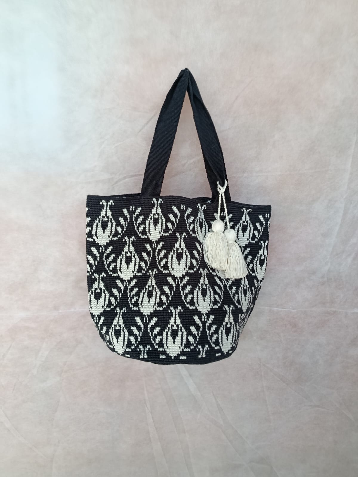 Totem Ornamento, bolso tejido a mano en crochet. Marfil sobre negro: un ornamento que se repite punto a punto.