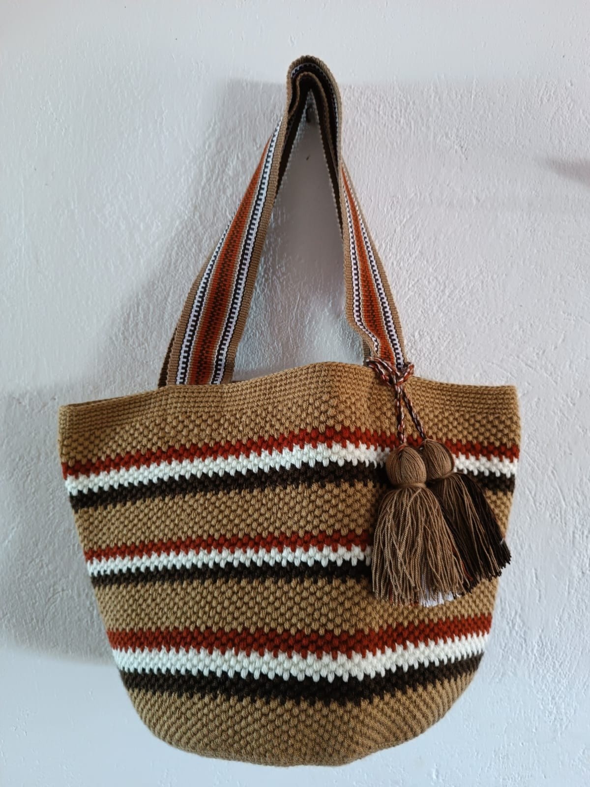 Totem Rayas, bolso tejido a mano en crochet. Camel, terracota, marfil y café, en franjas horizontales.
