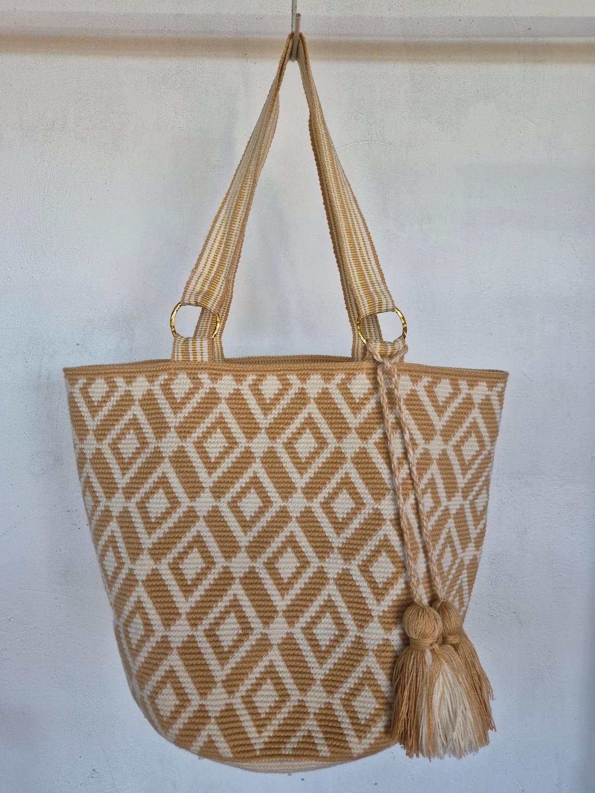 Totem Rombos, bolso tejido a mano en crochet. Camel sobre marfil, punto a punto.
