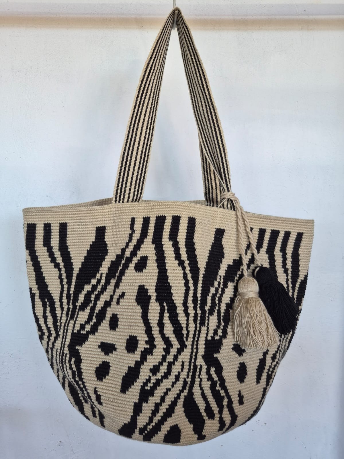 Totem Trazo, bolso tejido a mano en crochet. Trazos negros sobre marfil, libres, como hechos a pulso.