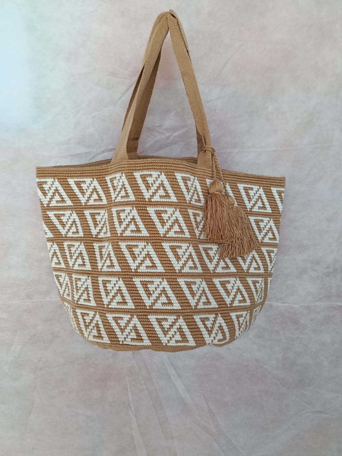 Totem Triángulos, bolso tejido a mano en crochet. Triángulos marfil sobre camel.